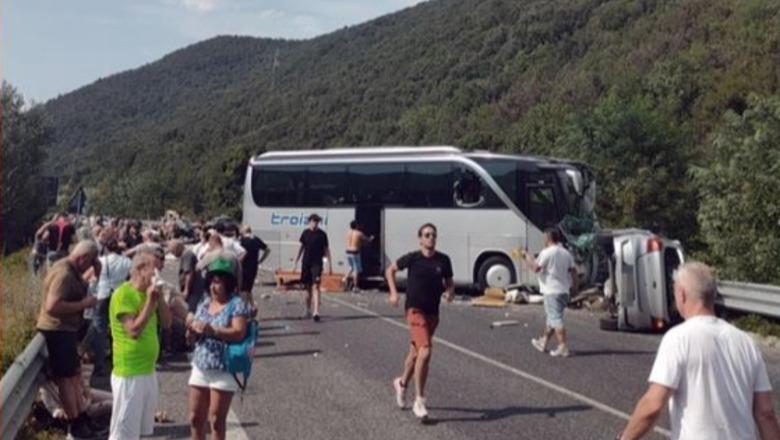 Autobusi përplaset me kamionçinën dhe 3 makina në autostradën Rieti Terni në Itali  5 të vdekur dhe 27 të plagosur