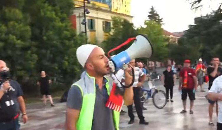 Dita e 64 t e tubimit  qytetarët protestojnë sërish në sheshin  Skënderbej 