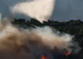 Zjarret në Evropë/ Greqia nën alarm, evakuime edhe nga deti! Në Spanjë e Francë flakët vihet nën kontroll