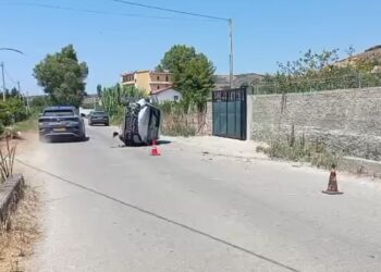 Humb kontrollin e mjetit, 28-vjeçarja përplaset me barrierat e urës në hyrje të fshatit Stan-Karbunarë