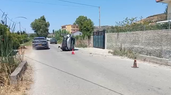Humb kontrollin e mjetit  28 vjeçarja përplaset me barrierat e urës në hyrje të fshatit Stan Karbunarë