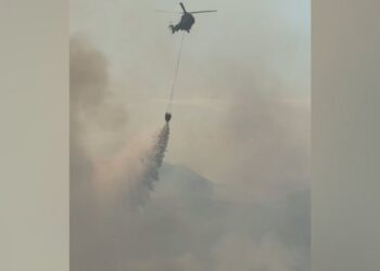 Zjarri në Finiq rrezikoi banesat. Banorët u evakuuan, ndihmuan 3 helikopterë
