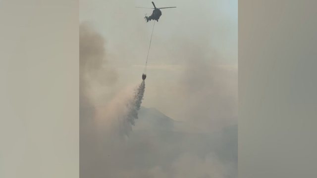 Zjarri në Finiq rrezikoi banesat  Banorët u evakuuan  ndihmuan 3 helikopterë