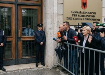 Drejtësia e re instalon censurën ndaj mediave! Gazetarët duhet të marrin leje për të ndjekur seancat, s’lejohen telefonat e kamerat