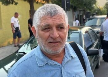 Banorët e Klosit nisin protestën kundër shkrirjes së bashkisë: Anëtarët e PS dhe PD të djegin teserat…