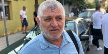Banorët e Klosit nisin protestën kundër shkrirjes së bashkisë: Anëtarët e PS dhe PD të djegin teserat…