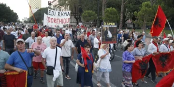 Dita e 67-ë e tubimit/ Protestuesit grumbullohen në shesh, marshojnë drejt Kryeministrisë
