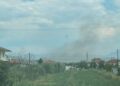 Zjarr masiv tek tregu ushqimor në Elbasan, tymi i zi mbulon zonën, 3 zjarrfikëse në vendngjarje