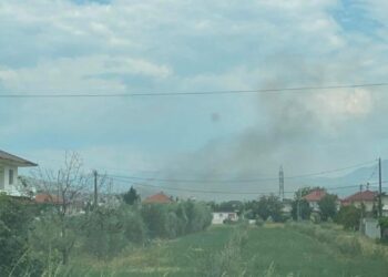 Zjarr masiv tek tregu ushqimor në Elbasan, tymi i zi mbulon zonën, 3 zjarrfikëse në vendngjarje