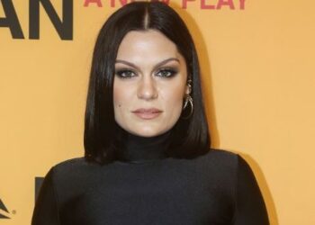 Përleshje në turmë, Jessie J ndalon koncertin dhe përballet me fansat: Nxirrini jashtë