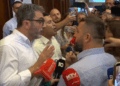Ujë, shtyrje dhe akuza/ Kaos në Kuvendin e Kosovës, përplasje fizike dhe verbale mes deputetëve