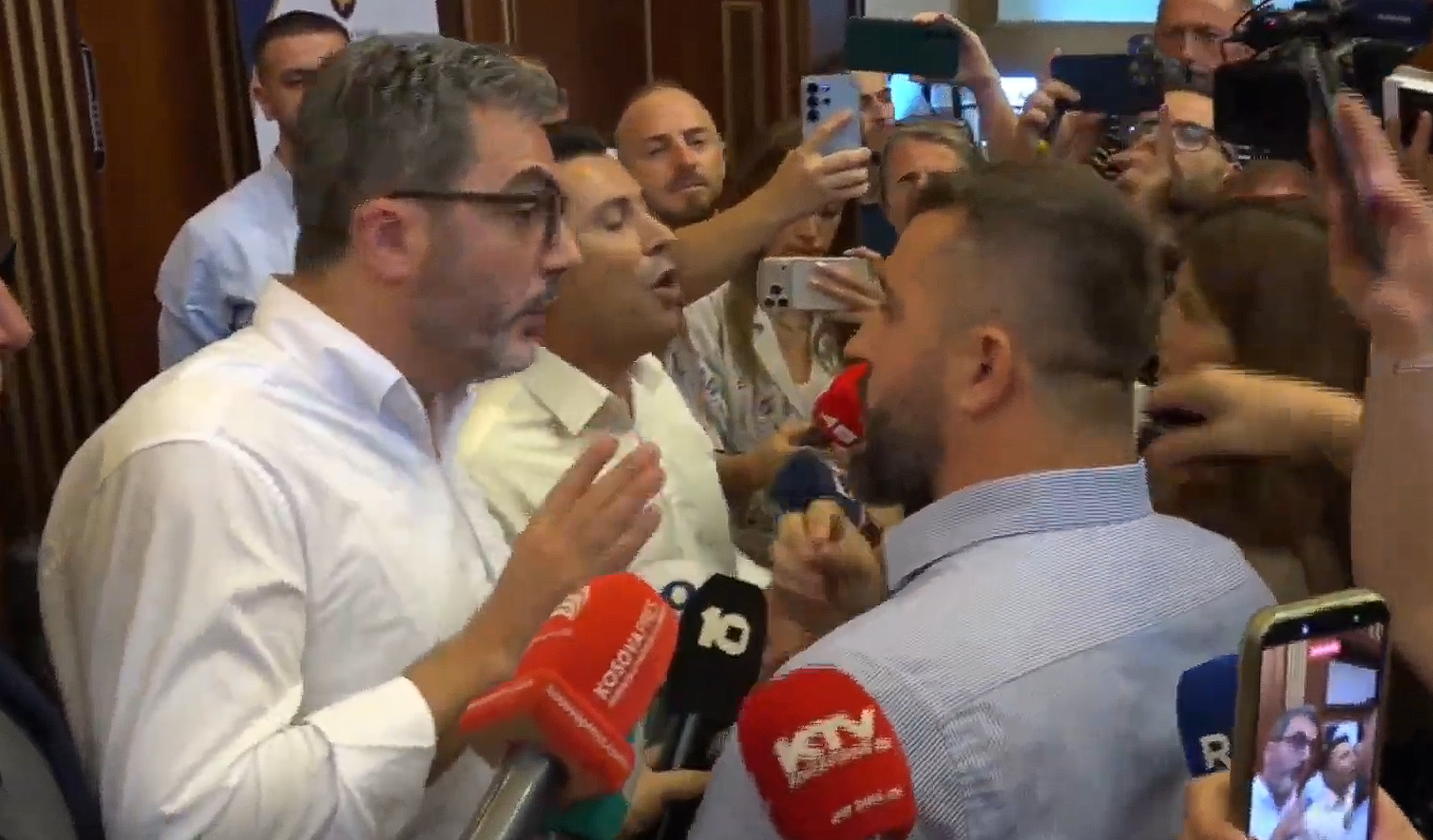 Ujë  shtyrje dhe akuza  Kaos në Kuvendin e Kosovës  përplasje fizike dhe verbale mes deputetëve