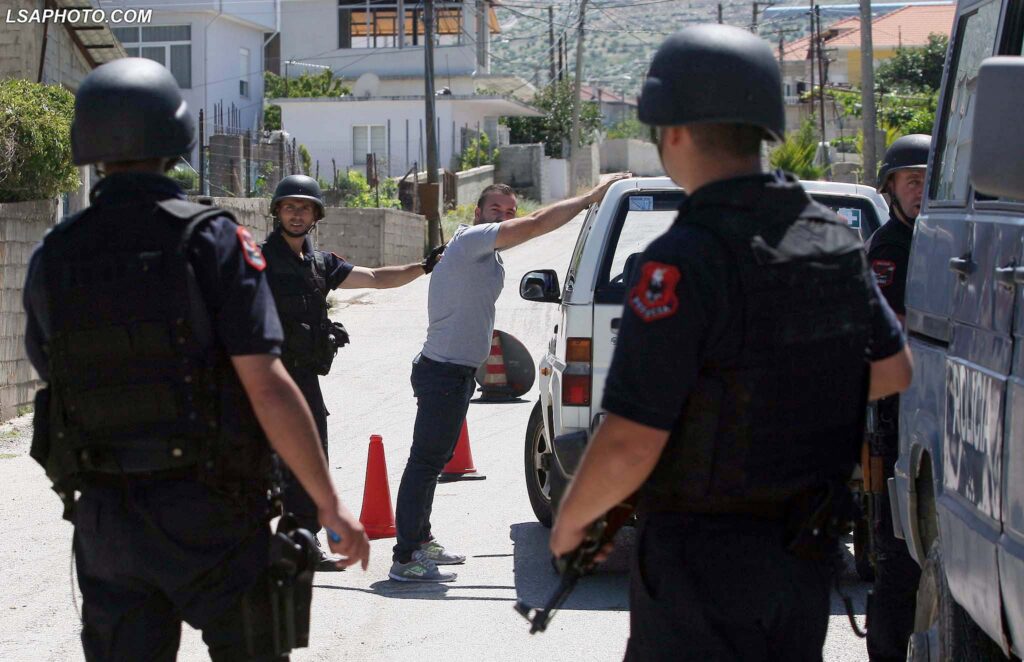 Kontrolle “blic” në Tiranë e Krujë, arrestohen 2 persona! Bllokohet një makinë luksoze, kapen armë e drogë