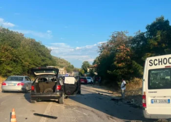 Aksident i trefishtë në aksin Elbasan-Cërrik, plagosen pesë persona, dërgohen me urgjencë në spital