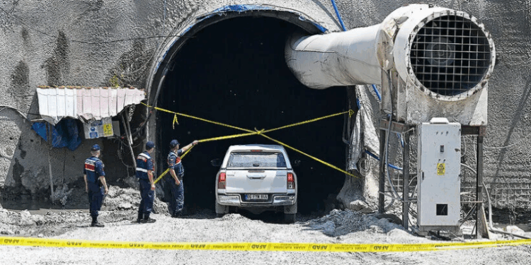 Shembet tuneli në Turqi, një viktimë -