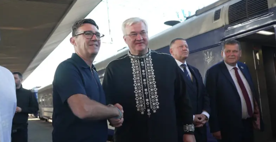 Kryeministri britanik viziton Ukrainën, pritet të dorezojë planet për raketat me rreze të gjatë veprimi -