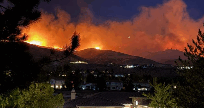 Zjarri në Nevada detyron dhjetëra mijëra njerëz të evakuohen -