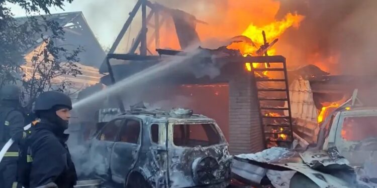 Sulm në Sumy të Ukrainës, nëna dhe djali i saj 9-vjeçar vriten në shtëpi nga dronët rusë, plagosen 4 të tjerë (VIDEO) -