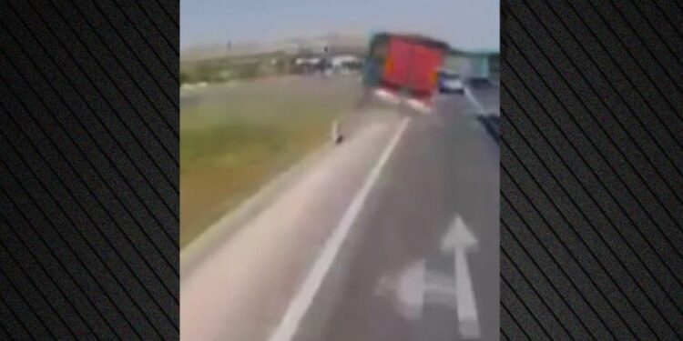 Kamioni kalon në korsinë e kundërt dhe përplaset me 4 mjete, një i vdekur dhe 10 të plagosur në Turqi (VIDEO) -