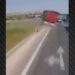 Kamioni kalon në korsinë e kundërt dhe përplaset me 4 mjete, një i vdekur dhe 10 të plagosur në Turqi (VIDEO) -