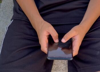 Franca miraton ligjin, ndalon telefonat celularë në të gjitha shkollat e mesme nga shtatori -