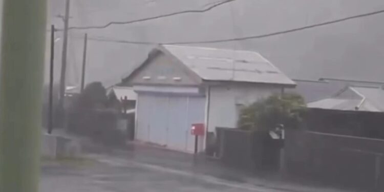 Tajfuni “Dolphin” godet Japoninë, 6 të plagosur dhe mijëra shtëpi pa energji. Kina mbyll portet (VIDEO) -