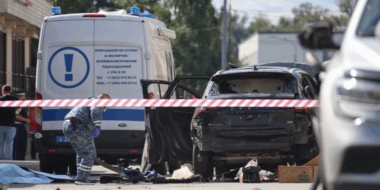 Hidhet në erë makina në Shën Petersburg, vdes oficeri rus, plagoset gruaja e tij -