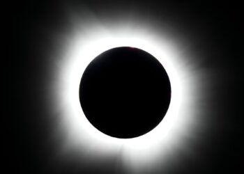 Evropa përgatitet për eklipsin diellor, çfarë do të ndodhë gjatë këtij spektakli astronomik që ndodh një herë në një brez? -