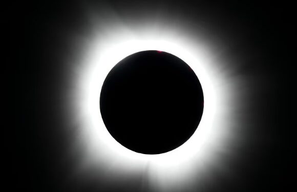 Evropa përgatitet për eklipsin diellor, çfarë do të ndodhë gjatë këtij spektakli astronomik që ndodh një herë në një brez? -