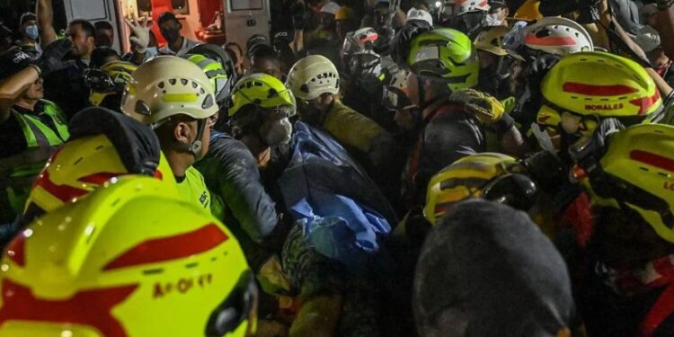 Mrekulli në Kolumbi, 32-vjeçarja nxirret e gjallë pas 36 orësh nën rrënoja -