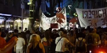 Arrestimi i Agasit, “flamingot” në një linjë me Berishën, protestojnë para Policisë së Tiranës