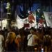 Arrestimi i Agasit, “flamingot” në një linjë me Berishën, protestojnë para Policisë së Tiranës