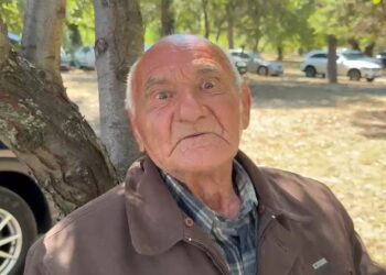 VIDEO/ 5 orë në pritje jashtë rezidencës në Pogradec, i moshuari: Dua ta përqafoj njëherë Ramën!