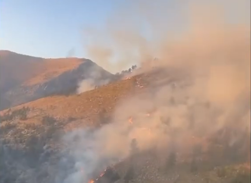 Zjarri në Parkun e Lurës  Nufi  220 forca dhe efektivë në terren  nga ajri po operojnë 2 avionë  Prioritet mbrojtja e banesave