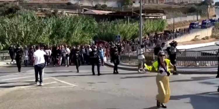 Spanja zhvendos qindra emigrantë nga plazhi i Ceutës në strehimore të përkohshme -