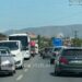 Trafik i rënduar në rrugët e Lezhës, piku i sezonit turistik rrit fluksin në akset kryesore