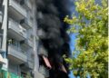 Zjarr në një pallat në Vlorë, flakët përfshijnë një apartament në katin e tretë, detajet e para