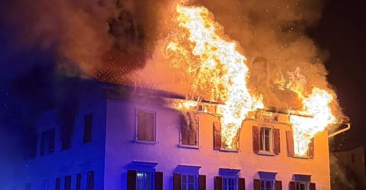 Përfshihet nga zjarri një pallat në Zvicër, “digjet plotësisht”! Pesë persona të zhdukur dhe tetë të plagosur -