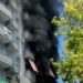 Zjarr në një pallat në Vlorë, flakët përfshijnë një apartament në katin e tretë, detajet e para