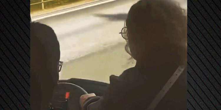 Shoferi humbi ndjenjat në autostradë, dy pasagjerë marrin kontrollin dhe shpëtojnë rreth 50 persona në autobus (VIDEO) -