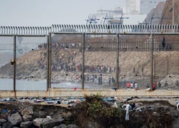 Kriza e emigrimit masiv në Ceuta, Spanja vendos barrierën mbrojtëse në kufirin me Marokun -