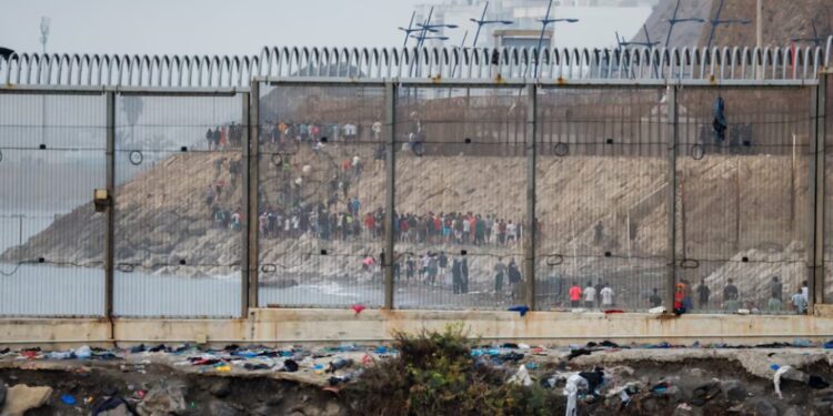 Kriza e emigrimit masiv në Ceuta, Spanja vendos barrierën mbrojtëse në kufirin me Marokun -