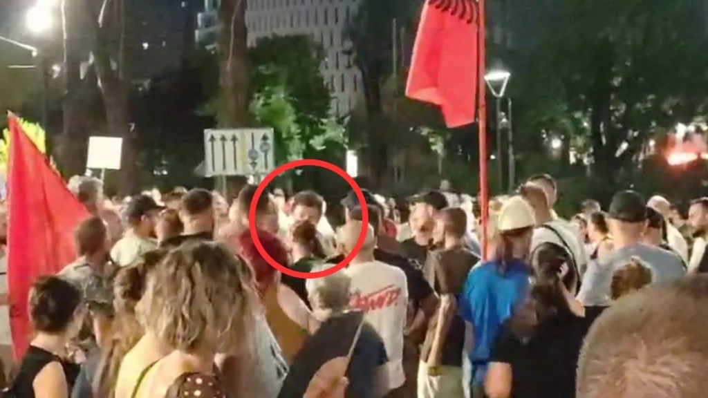 VIDEO/ Tension në protestë, Sali Lushaj përplaset fizikisht me Dritan Goxhajn, ndërhyjnë protestuesit