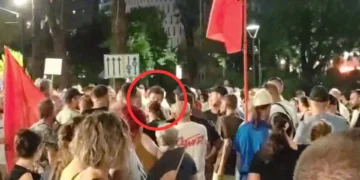 VIDEO/ Tension në protestë, Sali Lushaj përplaset fizikisht me Dritan Goxhajn, ndërhyjnë protestuesit