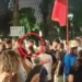 VIDEO/ Tension në protestë, Sali Lushaj përplaset fizikisht me Dritan Goxhajn, ndërhyjnë protestuesit