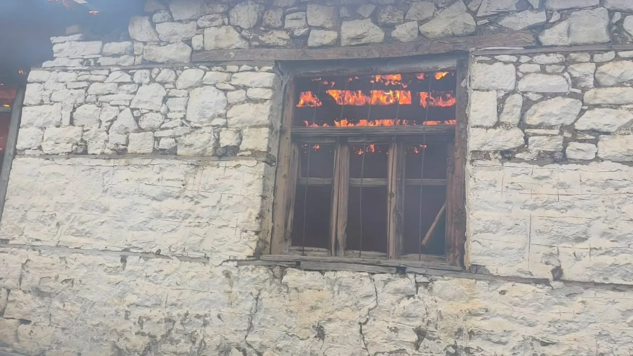 Përhapja e zjarreve në fshatin Opar të Maliqit  përfshihen nga flakët dy banesa