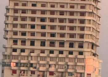 FOTO/ Zjarri në Golem, gjashtë persona përfundojnë në spital pas asfiksisë nga tymi