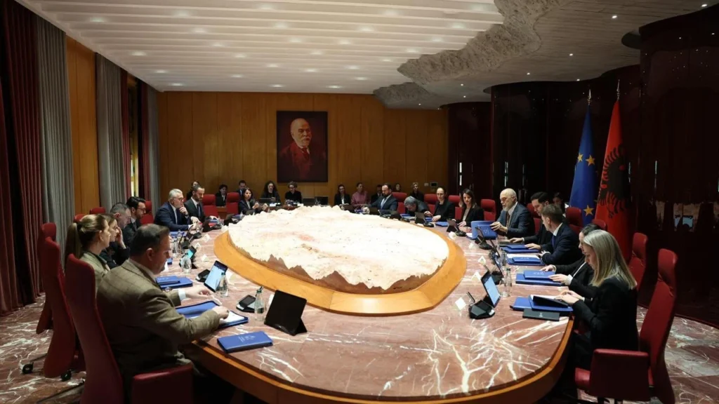 Rama mbledh Qeverinë në Pogradec. Më 7 shtator mbahet Asambleja që mund të ndryshojë kabinetin