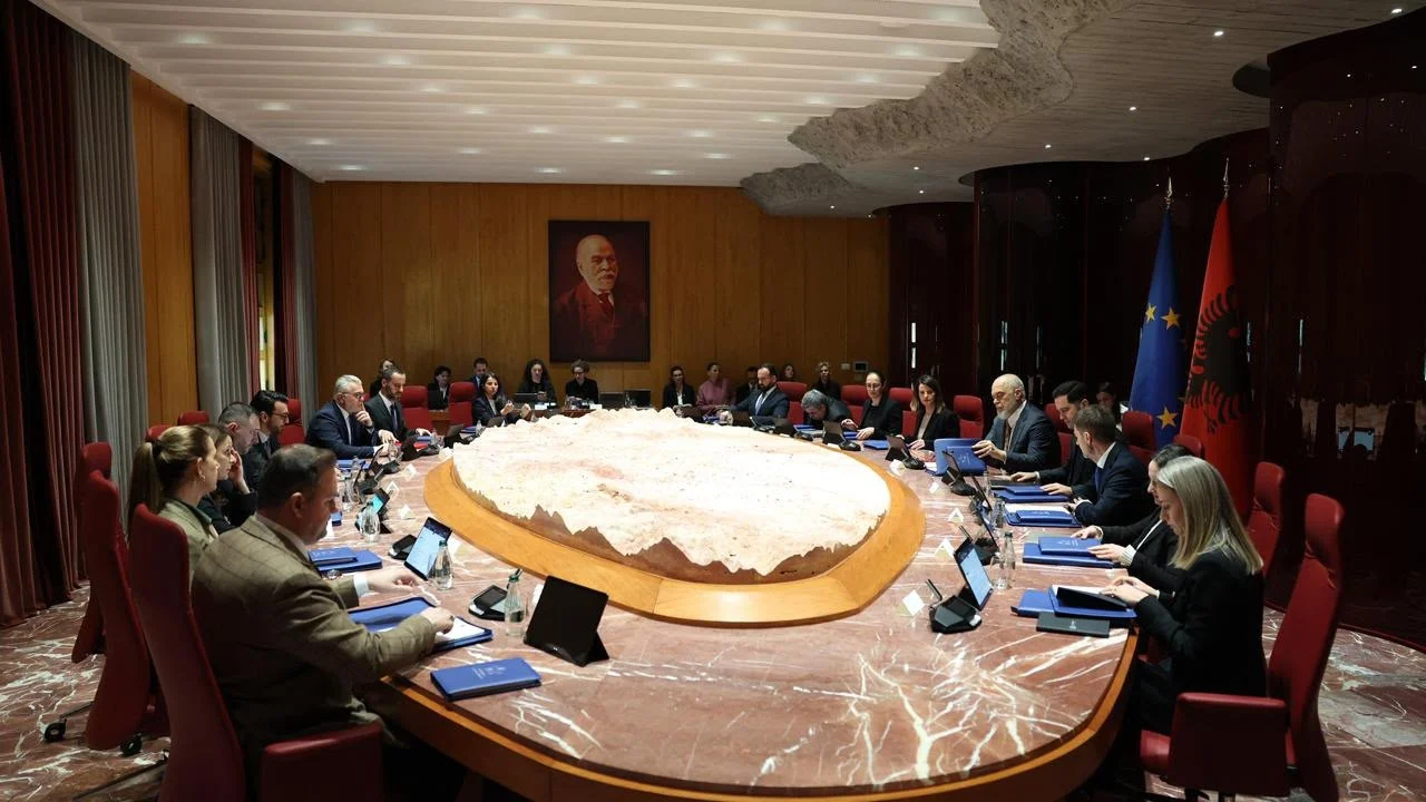 Rama mbledh Qeverinë në Pogradec  Më 7 shtator mbahet Asambleja që mund të ndryshojë kabinetin