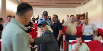 Territorialja/ Tensione në Këshillin Bashkiak të Maliqit, PS braktisin mbledhjen, qytetari sulmon kryetarin (VIDEO)